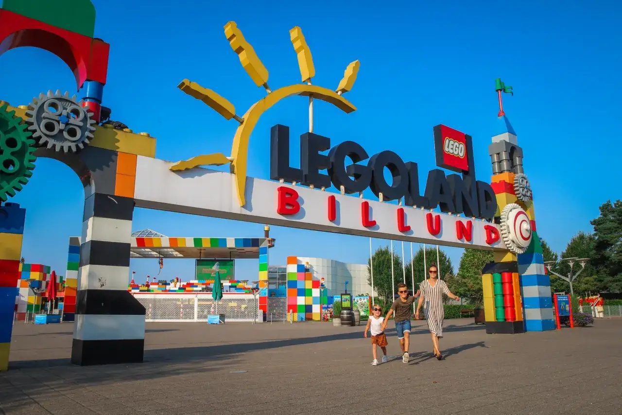 Legoland Billund vs LEGO House Billund por&oacute;wnanie