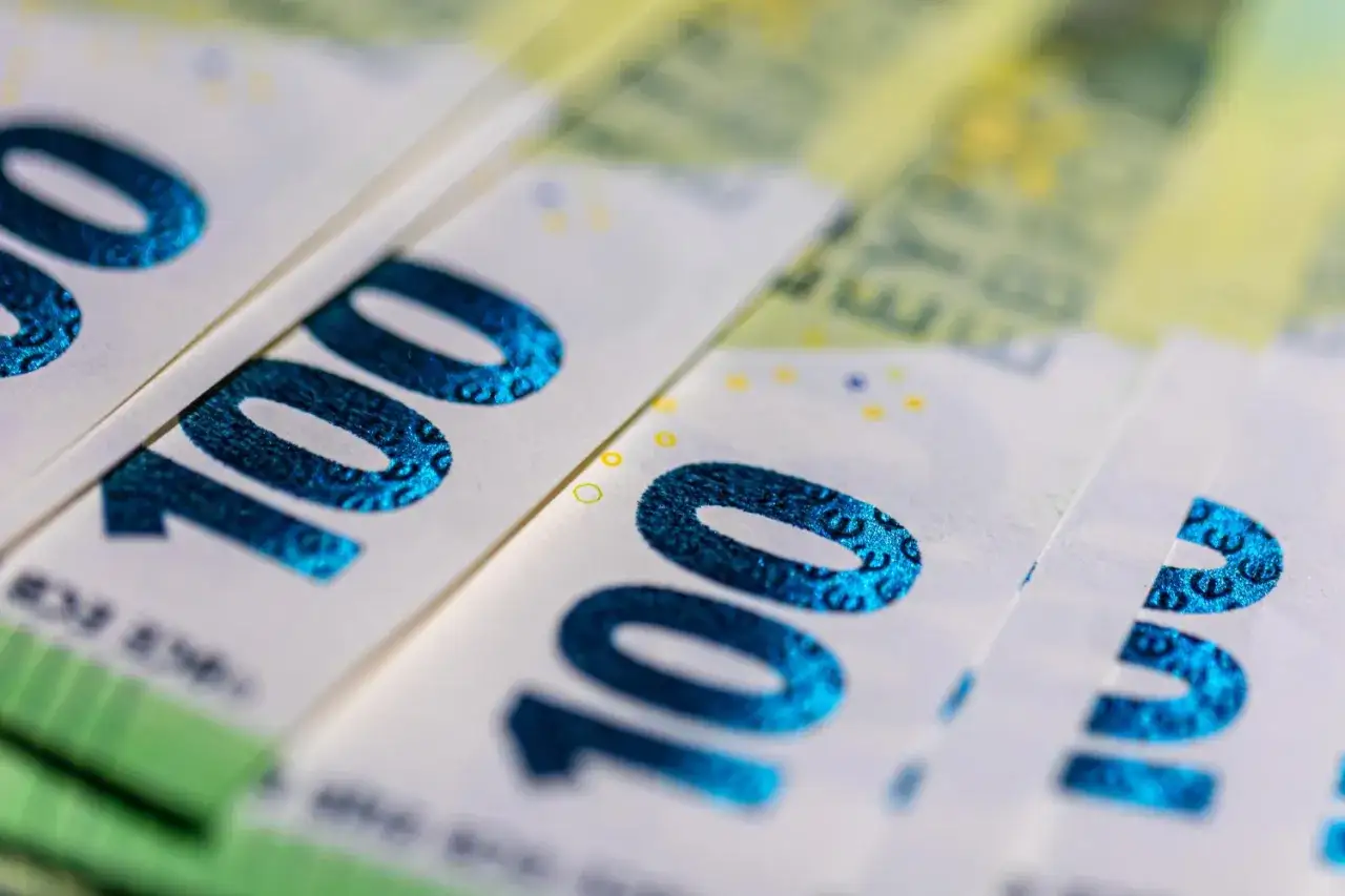 Zbliżenie na banknoty 100 euro. Błyszczący druk wklęsły krzyżówka z cyframi 100.