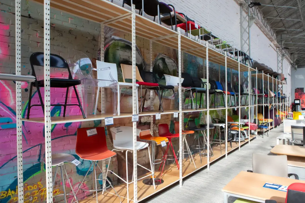 &Eacute;tag&egrave;res remplies de chaises de bureau de diff&eacute;rentes couleurs et styles, un exemple de recyclage mobilier de bureau.