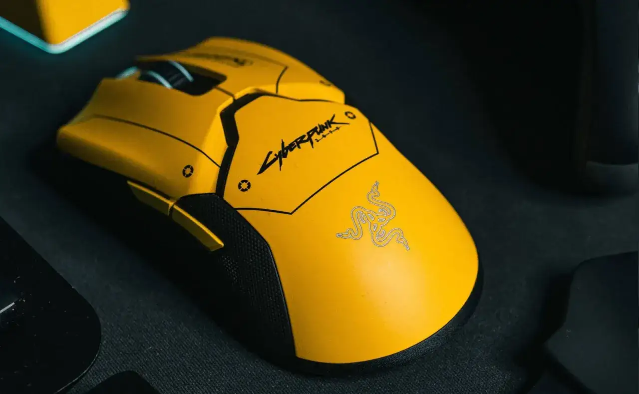 Żółta, dobra myszka gamingowa z logo Cyberpunk 2077 i wężem Razer. Idealna do wirtualnych potyczek.