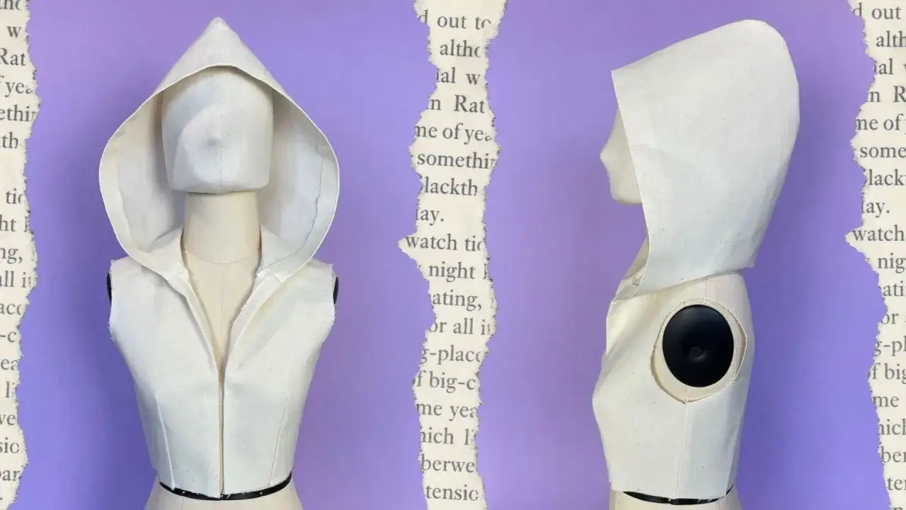 Maniquí con una capucha de tela cruda, mostrando cómo hacer una capucha.