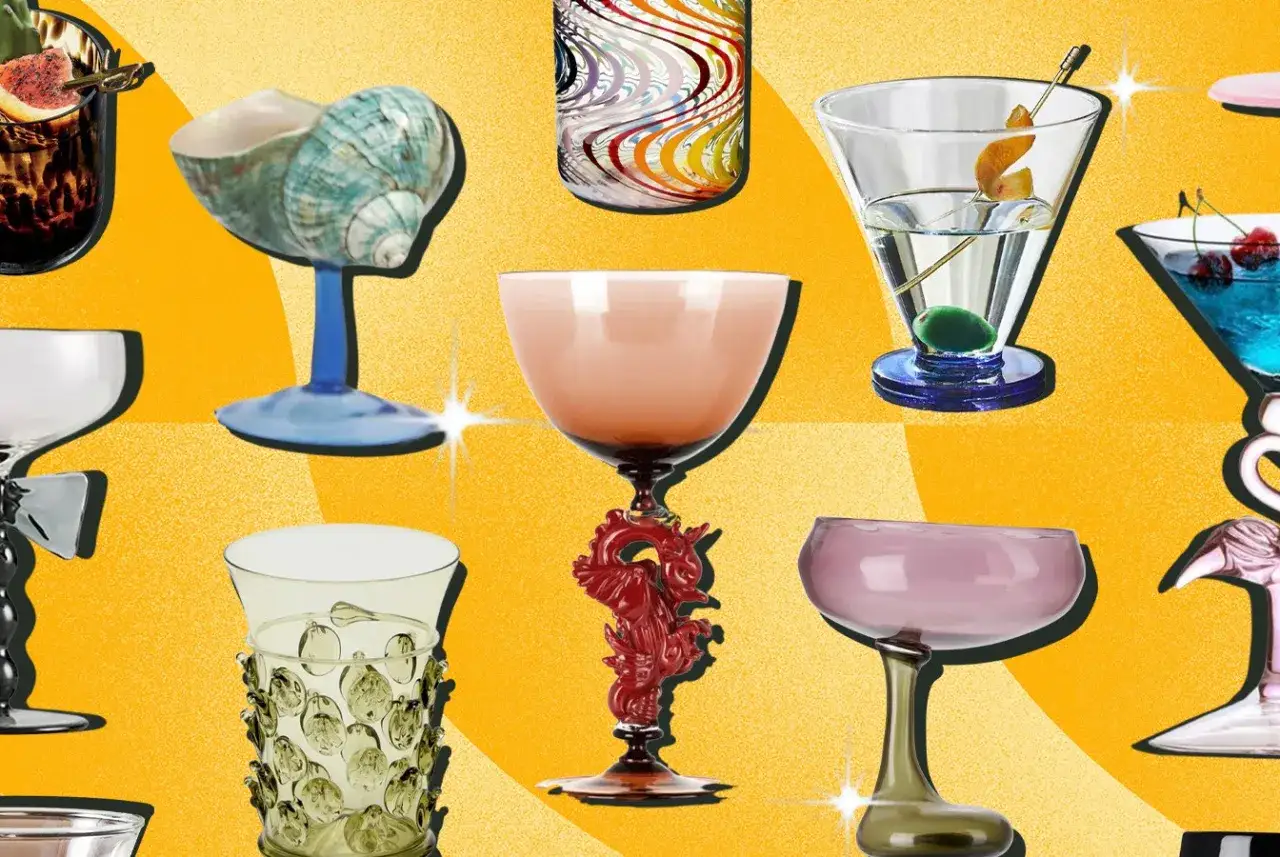 Collection de verres à cocktails classiques, certains ornés de motifs fantaisistes, d'autres plus sobres, sur fond jaune.