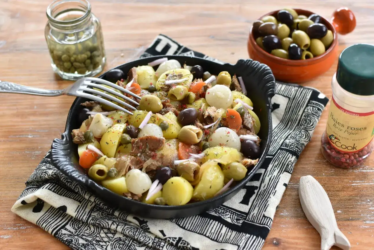 Salade de pommes de terre et harengs, garnie d'olives, de câpres et d'oignons rouges. Un délice pour les papilles !