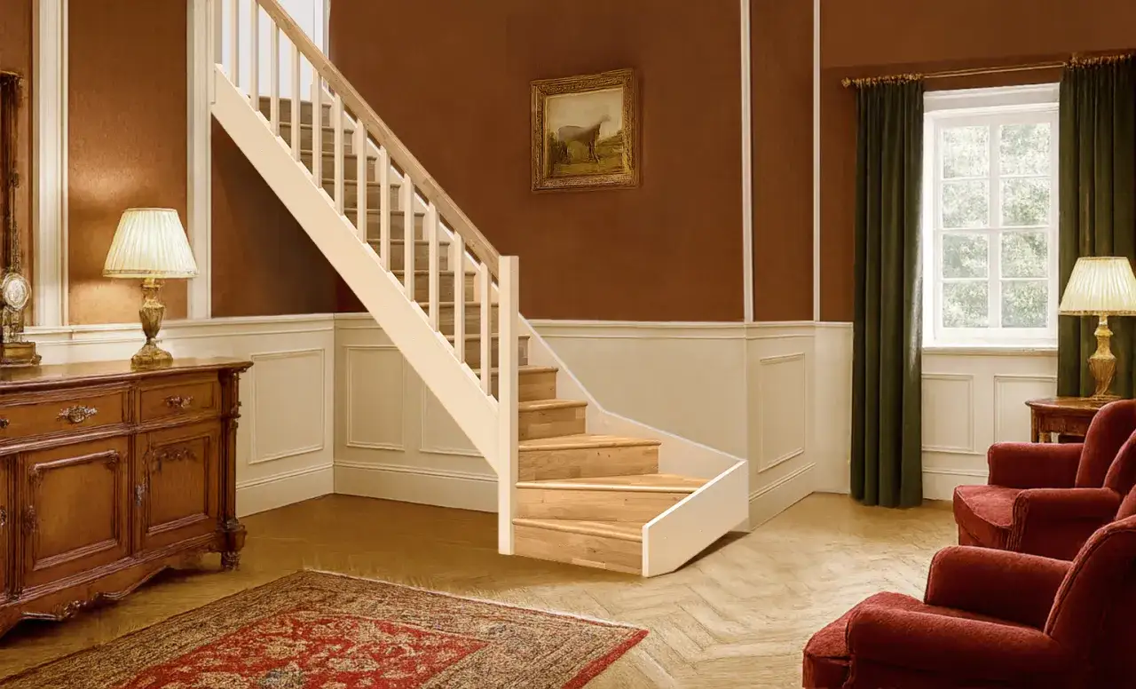 Eleganckie schody w stylu angielskim, z jasnym drewnem i białą balustradą, prowadzą do przytulnego salonu z kominkiem i wygodnymi fotelami.