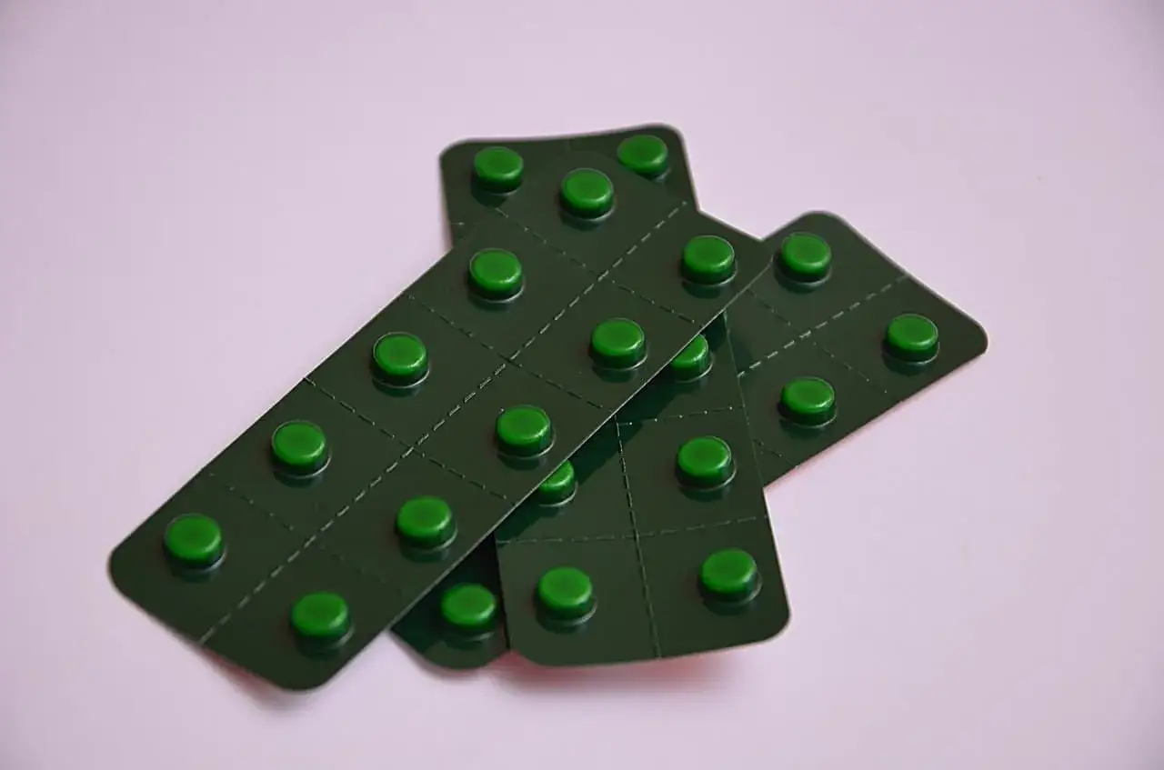 Zielone tabletki w blistrach. Kto płaci za zwolnienie lekarskie w firmie poniżej 20 osób? ZUS czy pracodawca?