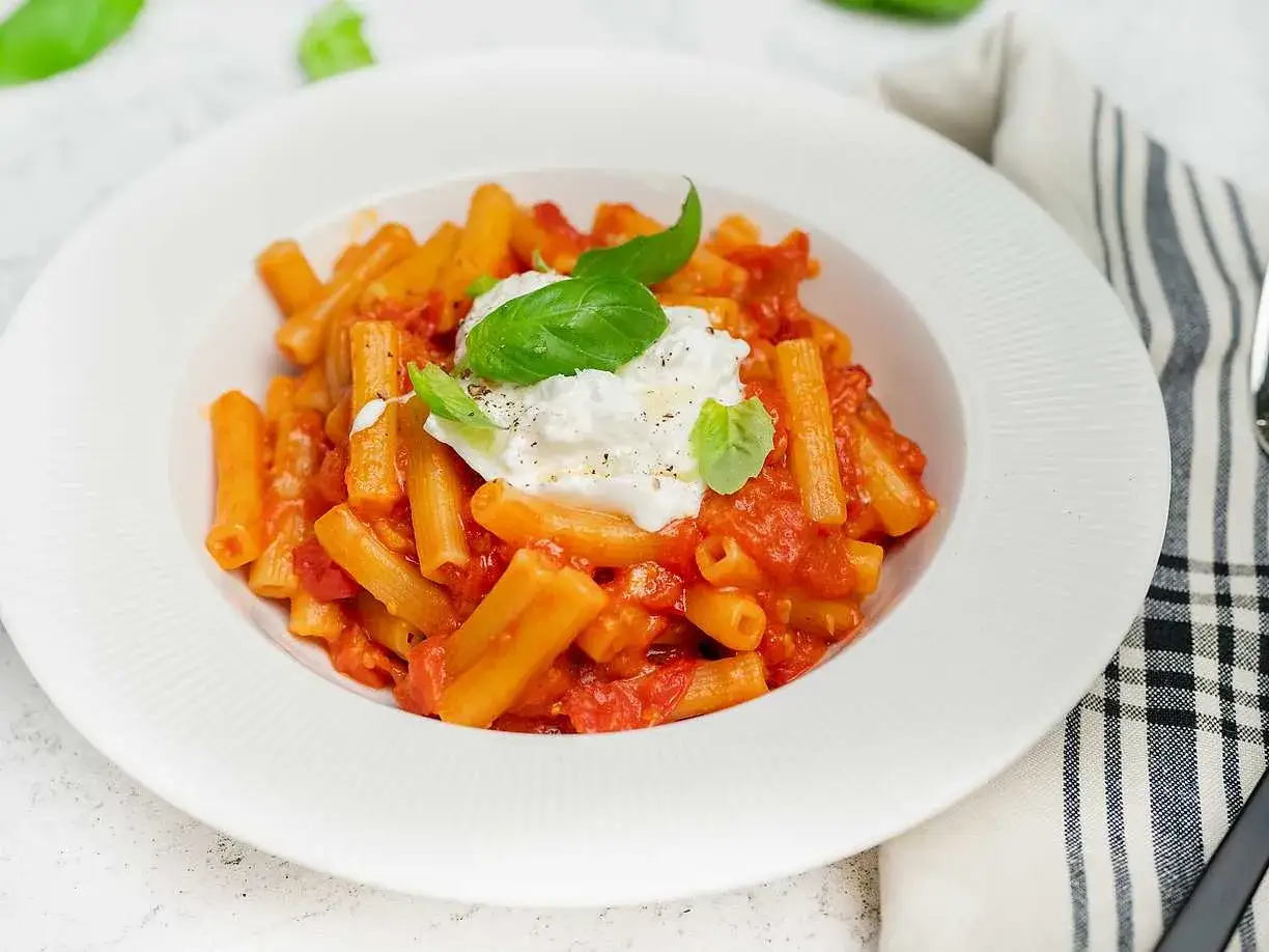 En kr&auml;mig pasta med tomats&aring;s och en gener&ouml;s klick burrata, perfekt f&ouml;r ett snabbt och gott burrata recept.