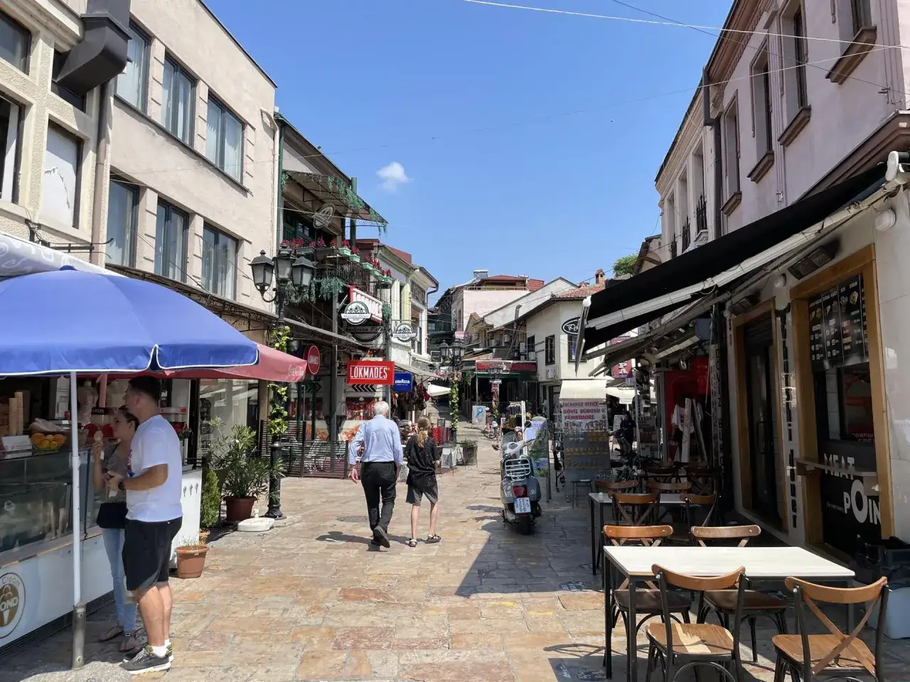 Spacerem po urokliwym bazarze w Skopje, gdzie liczne **Skopje atrakcje** kuszą smakami i widokami.