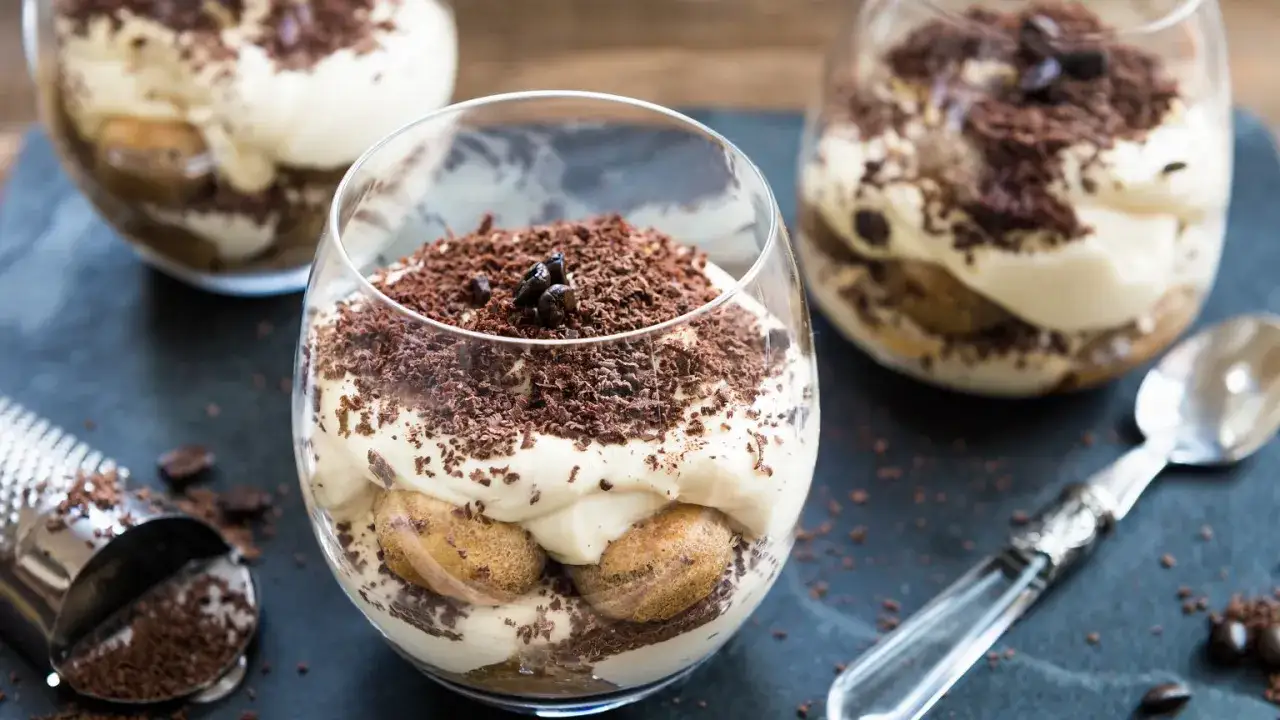 Najprostsze tiramisu w pucharkach, warstwowo ułożone biszkopty, krem i posypka z czekolady.