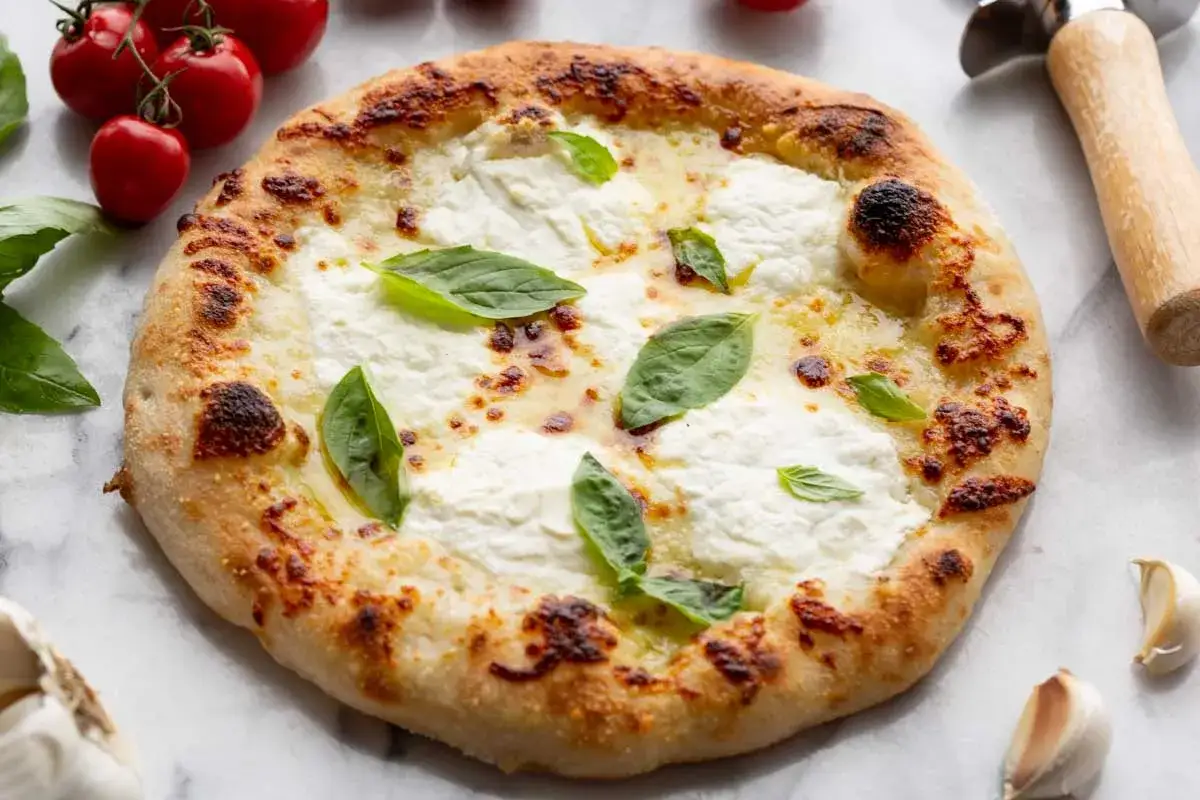 En h&auml;rlig vit pizza med kr&auml;mig ost och f&auml;rsk basilika. Perfekt f&ouml;r en enkel och god m&aring;ltid.