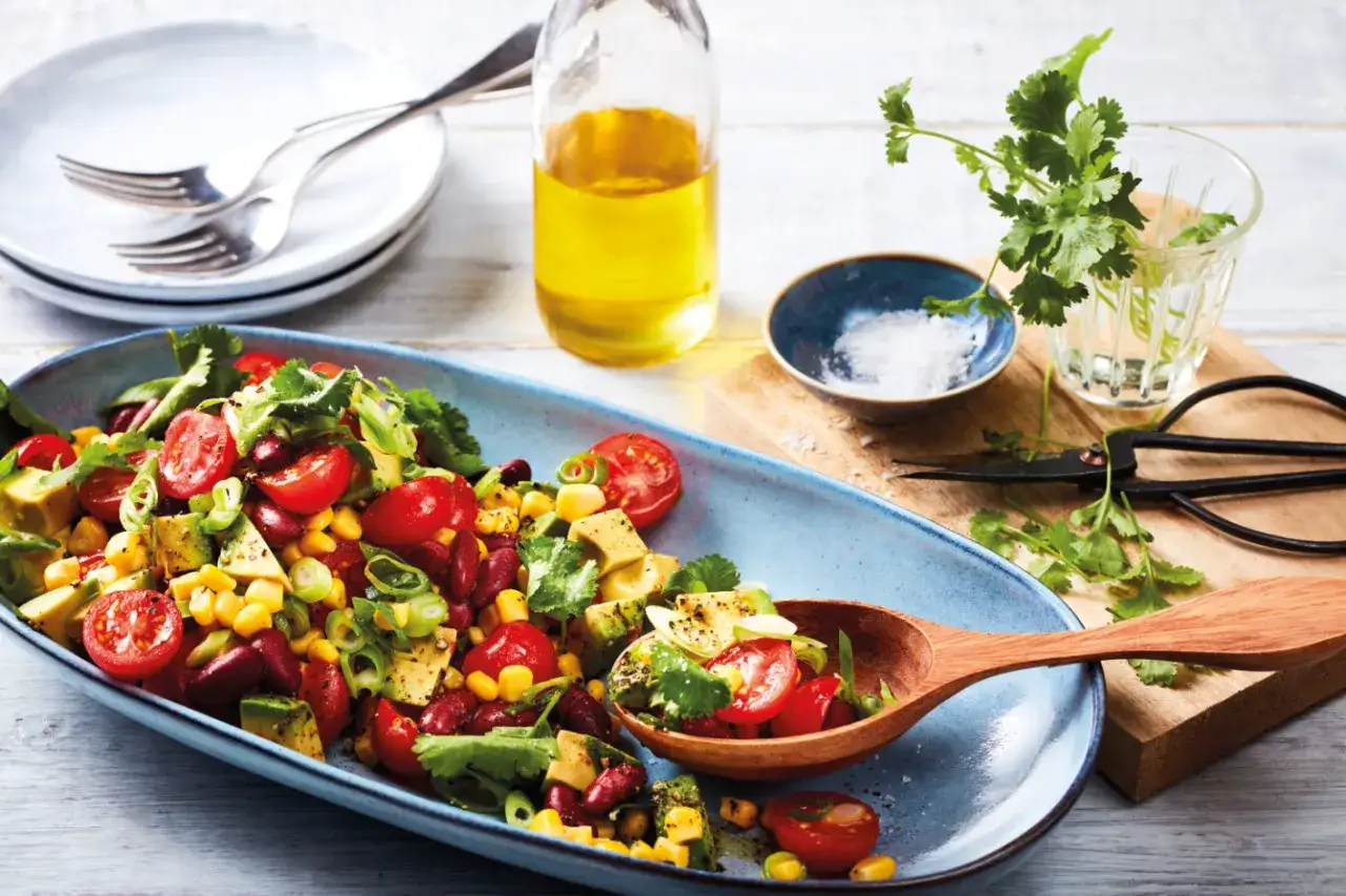 Bunter Salat mit Mais, Bohnen, Tomaten und Avocado. Perfekt für leichte Rezepte mit Mais.