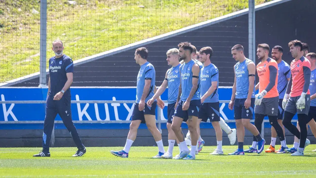 Jugadores de la Real Sociedad caminan en fila durante un entrenamiento. Los sueldos del equipo son un tema de inter&eacute;s.