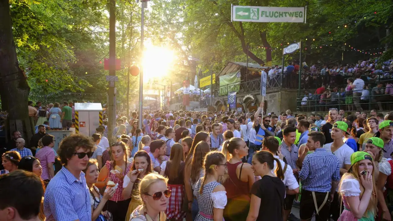 Menschenmassen auf der Bergkirchweih Erlangen, ein Festzelt und Bierg&auml;rten im Abendlicht. Das Bergkirchweih Erlangen Programm lockt viele Besucher an.