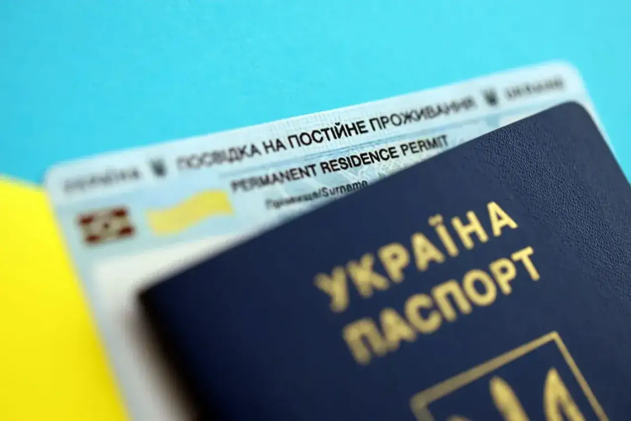 Ukraiński paszport i karta pobytu. Dokumenty potrzebne do uzyskania statusu rezydenta podatkowego w Polsce.