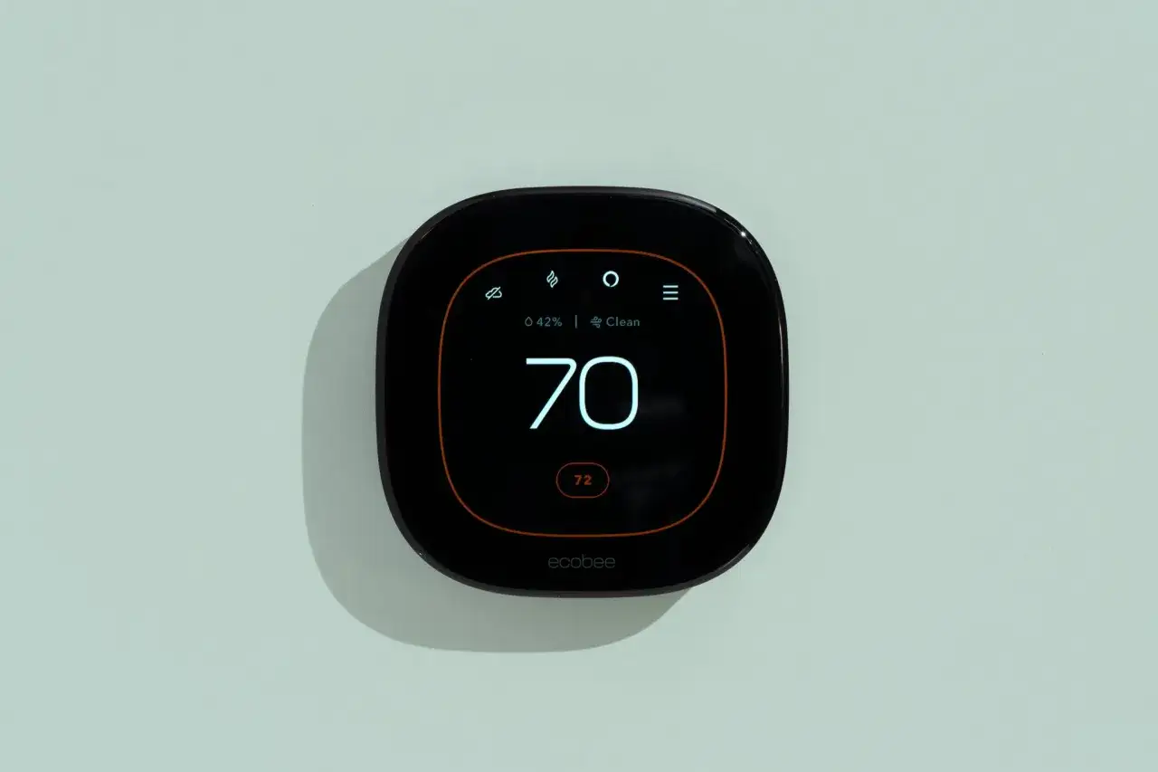 Termostato inteligente Ecobee mostrando 70 grados. Explora los tipos de termostatos para calefacción y mejora tu confort.