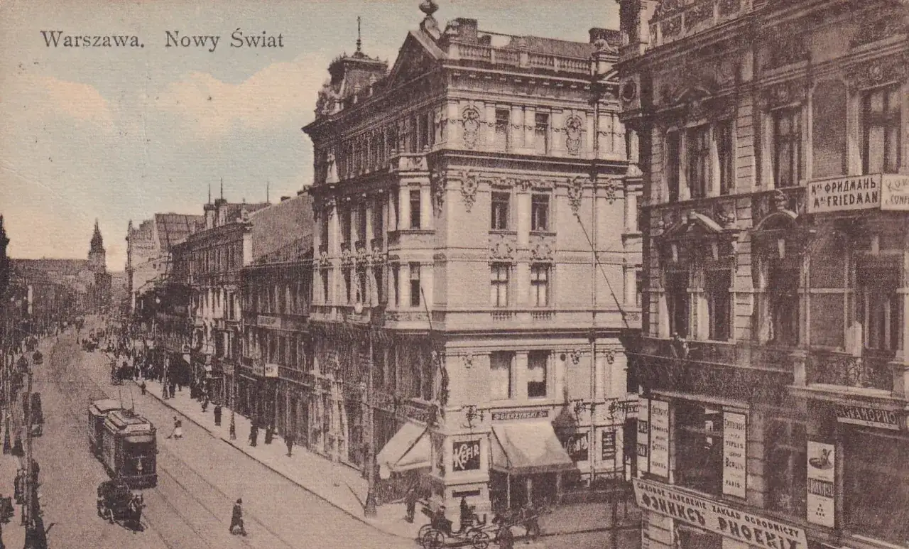Ulica Nowy Świat w Warszawie, z tramwajem i ludźmi spacerującymi po chodniku. Widać zabytkowe kamienice z szyldami sklepów.