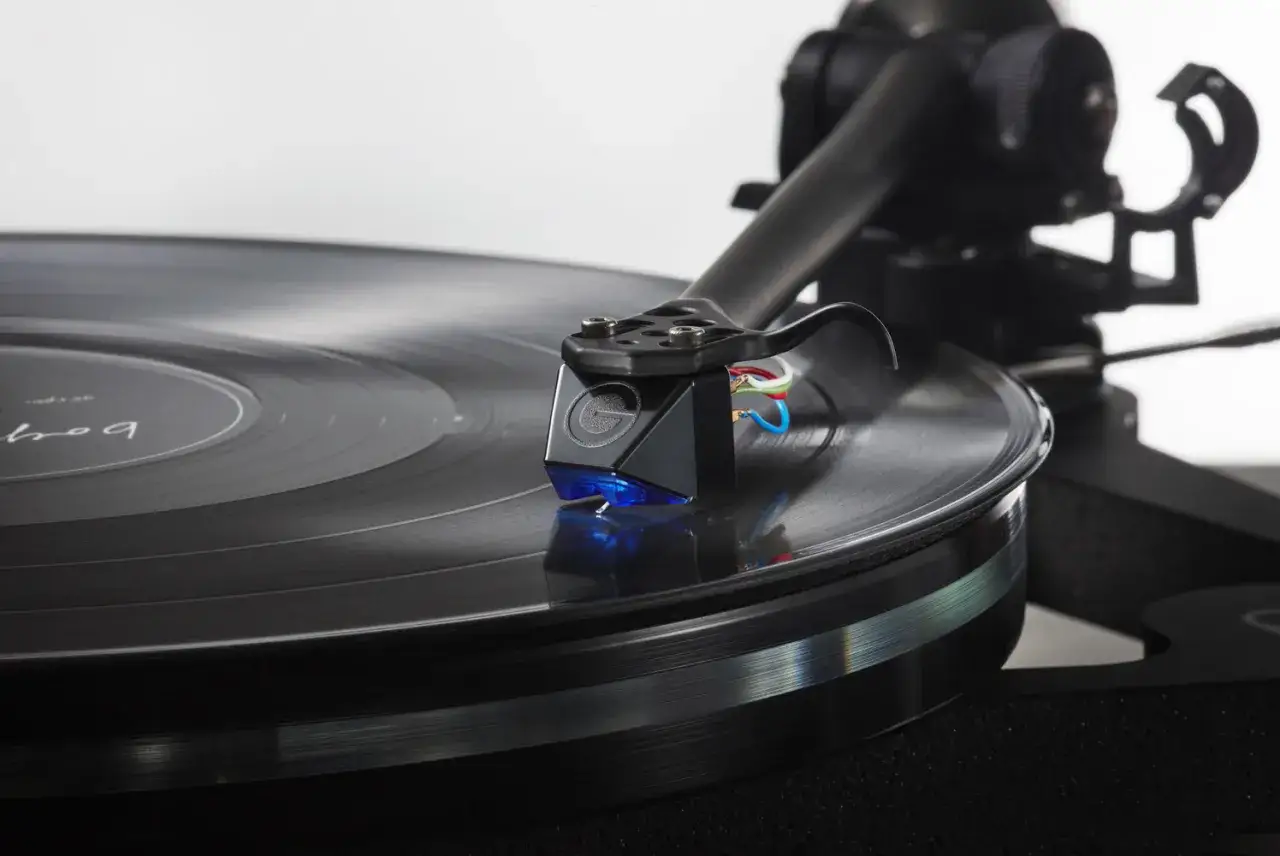 Gramofon z igłą gotową do odczytu płyty. Dowiedz się, jak wymienić igłę w gramofonie, by cieszyć się czystym dźwiękiem.