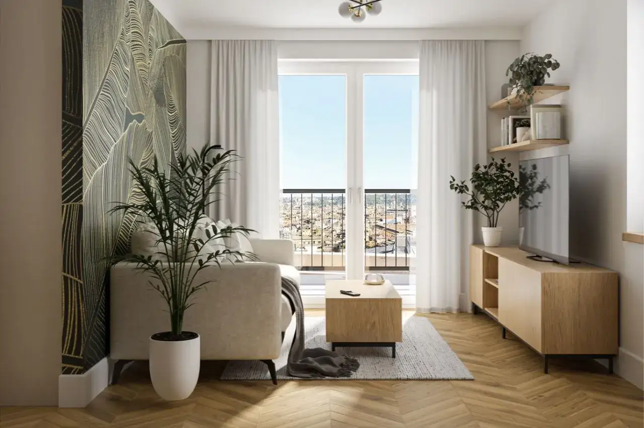 Przytulny salon w bloku z designerską tapetą, jasną kanapą i drewnianymi meblami. Duże okno z widokiem na miasto.