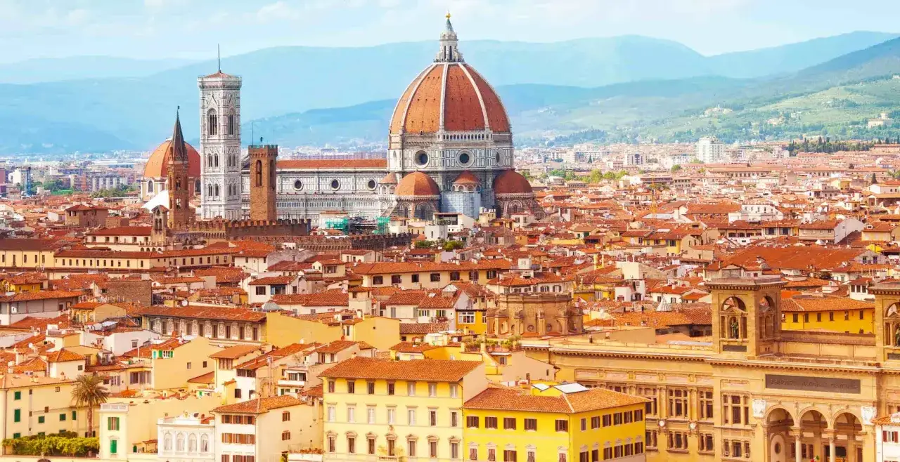 Florenz mit seiner beeindruckenden Kathedrale und dem Glockenturm. Eine perfekte Kulisse für die Ankunft nach einer Zugfahrt von Berlin nach Florenz.