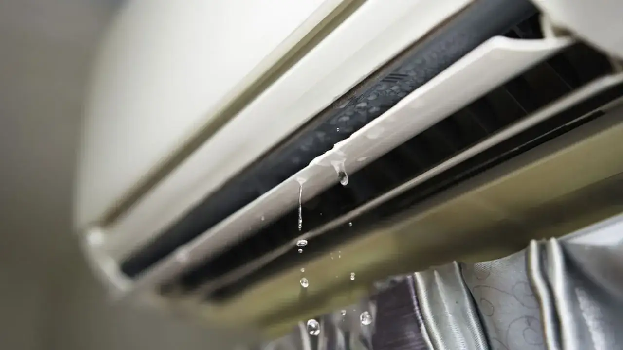 Goteo de agua por donde sale el agua del aire acondicionado. El aparato parece dañado.