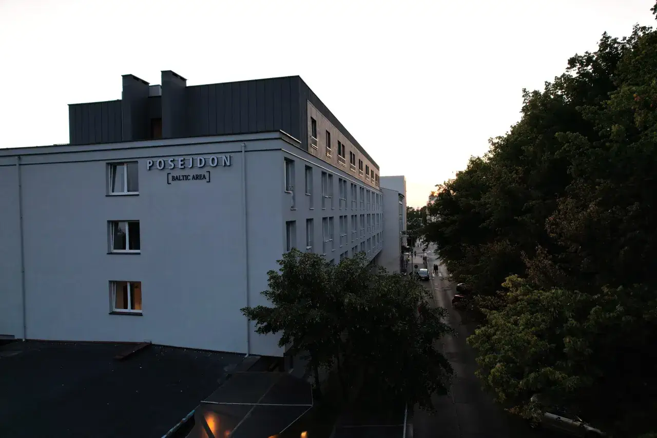 Ośrodek sanatoryjno-wypoczynkowy Posejdon Baltic Area. Budynek z oknami i zielenią.