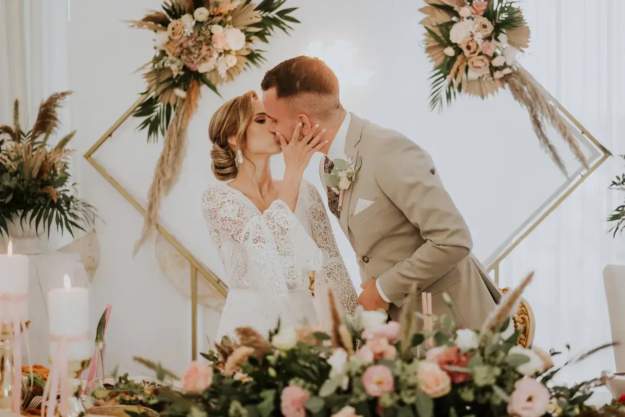 Para młoda rozmawiająca z fotografem, lista pytań, notatki