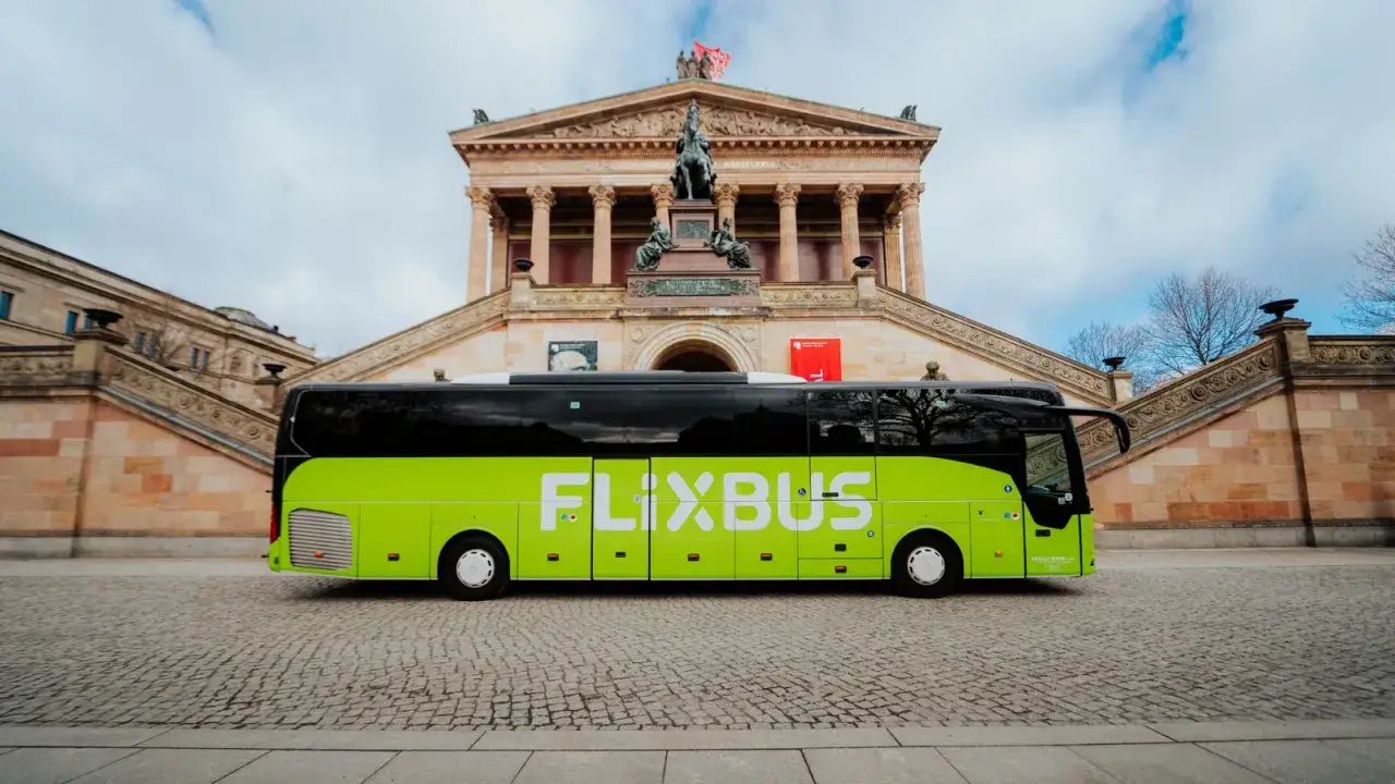 Gr&uuml;ner Flixbus vor historischer Kulisse. Die ideale Verbindung Berlin Dresden f&uuml;r Ihre Reise.