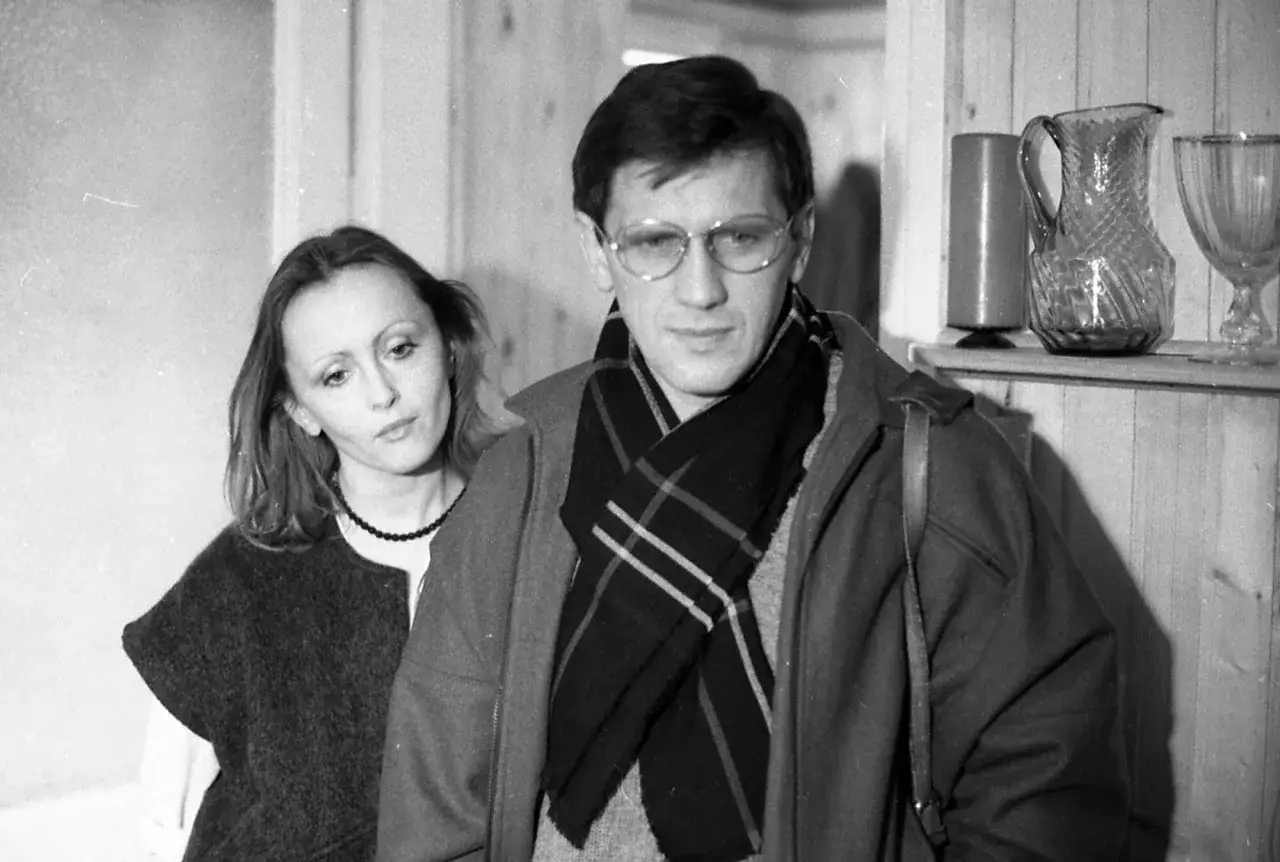 Dorota Pomykała z mężem i dziećmi, w tle wazon i kielich.