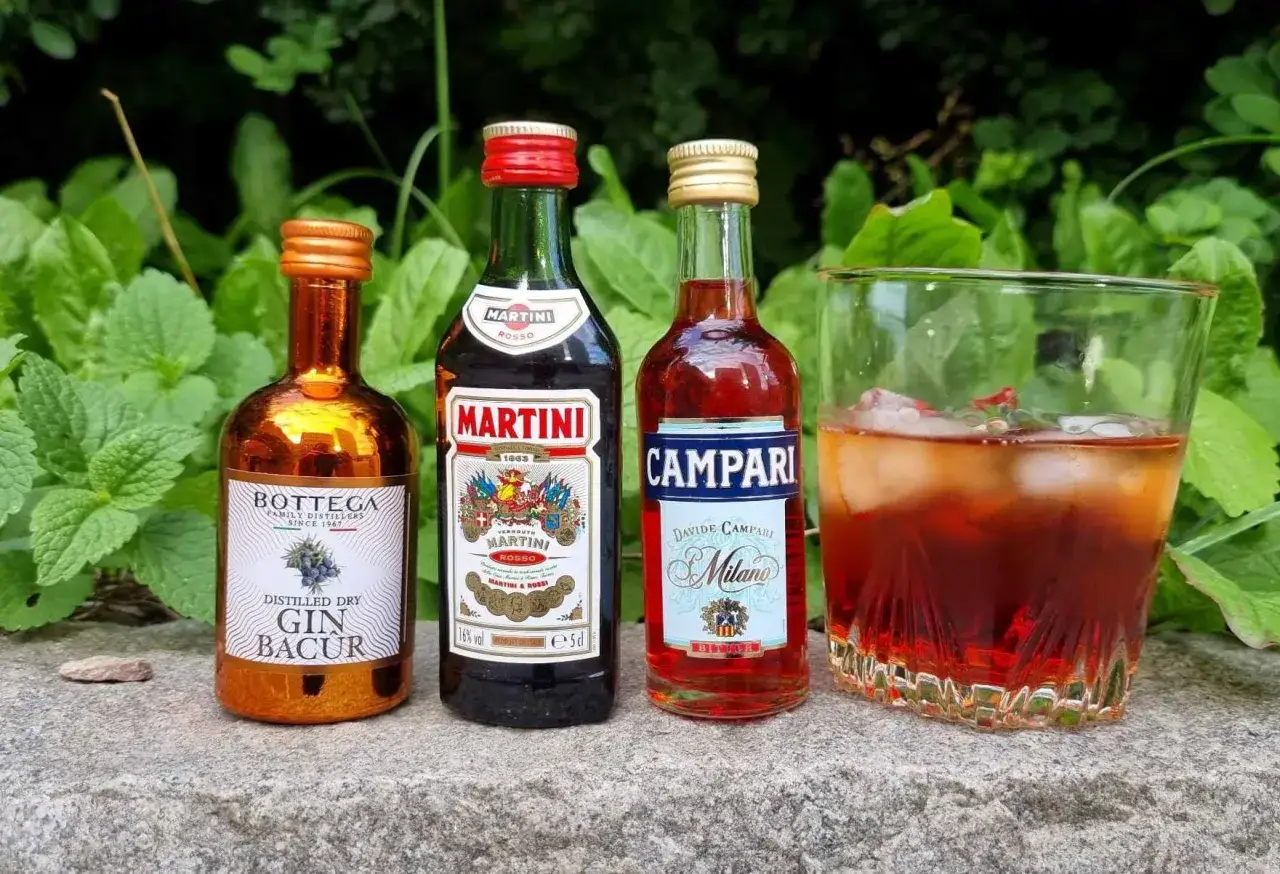 Mini-flaskor med gin, Martini Rosso och Campari, redo f&ouml;r ett negroni recept. En f&auml;rdigblandad negroni st&aring;r bredvid.