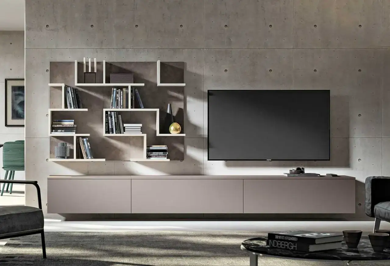Soluzione moderna per arredare una parete con mensole, con TV e mobile contenitore.