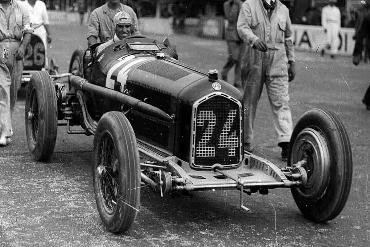 Tazio Nuvolari al volante della sua Alfa Romeo 24, pronto a sfrecciare.