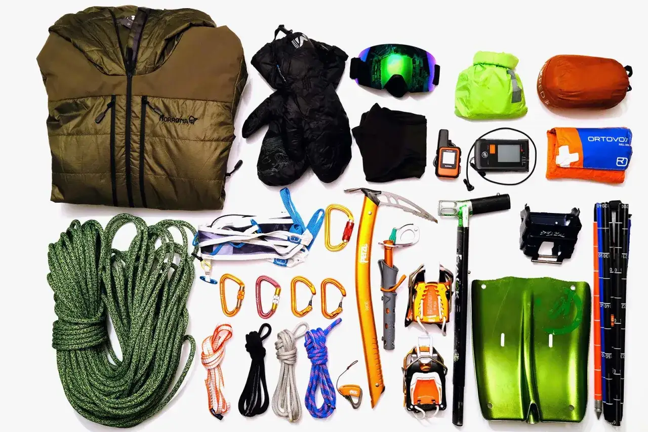 Ausr&uuml;stung f&uuml;r den **Gletscher Alpen**: Jacke, Handschuhe, Seil, Eispickel, Steigeisen, Schaufel, Lawinensonde, Lawinenversch&uuml;ttetensuchger&auml;t, Helm, Brille.