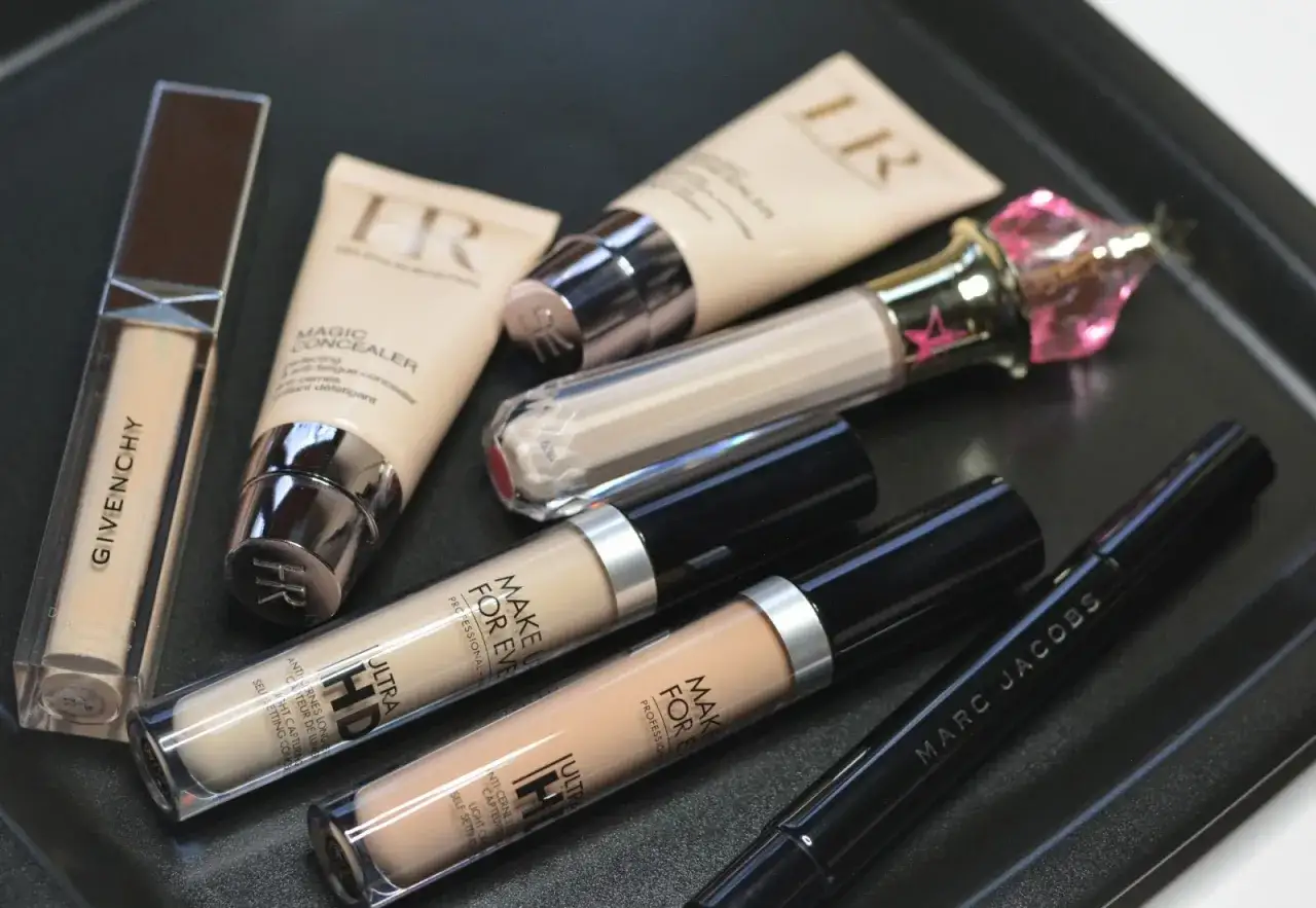 Korektor pod oczy ranking: Givenchy, Make Up For Ever, HR i Marc Jacobs na czarnej tacy.