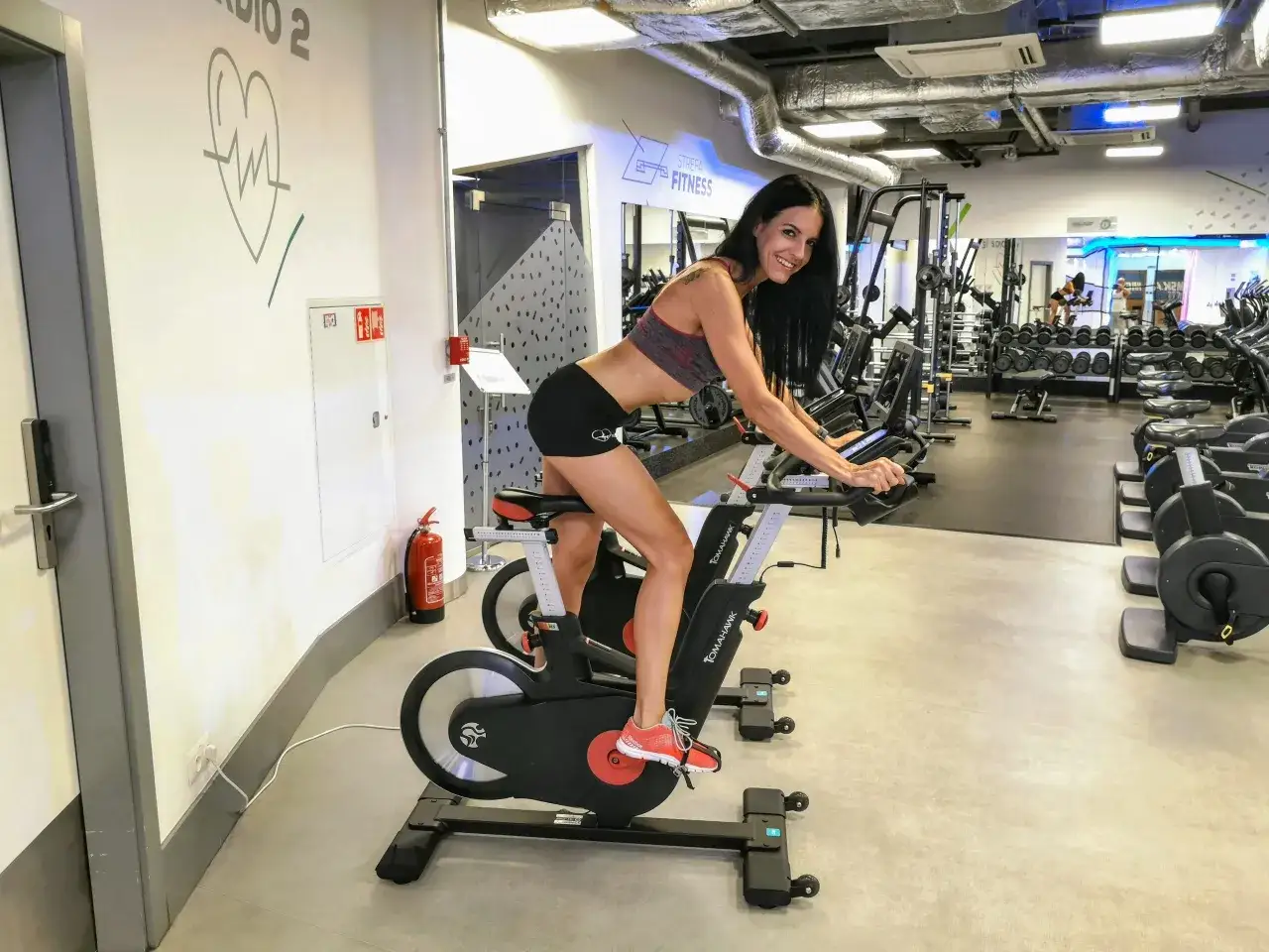 osoba robiąca cardio po treningu siłowym