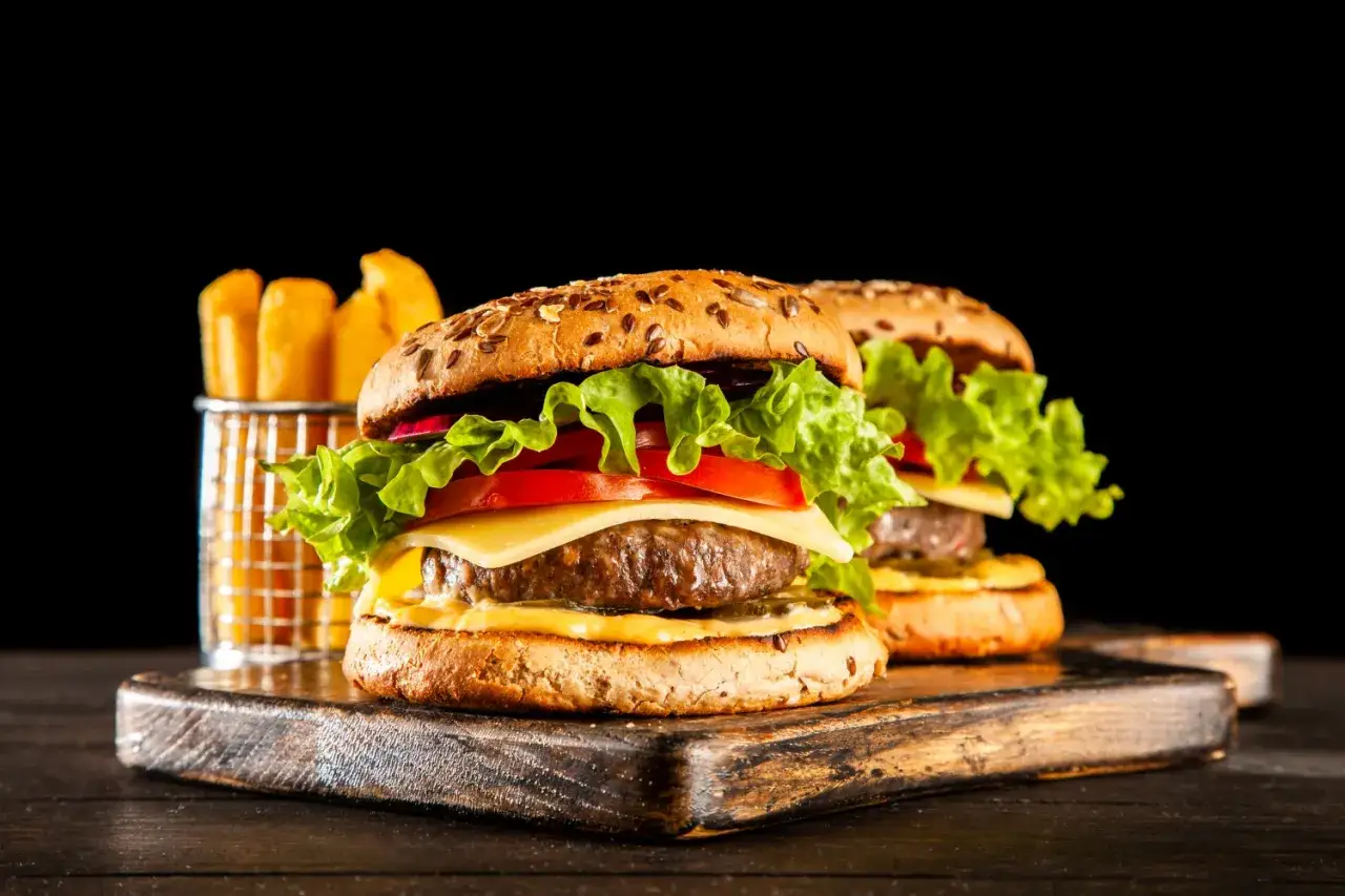 idealnie złożony burger wołowy