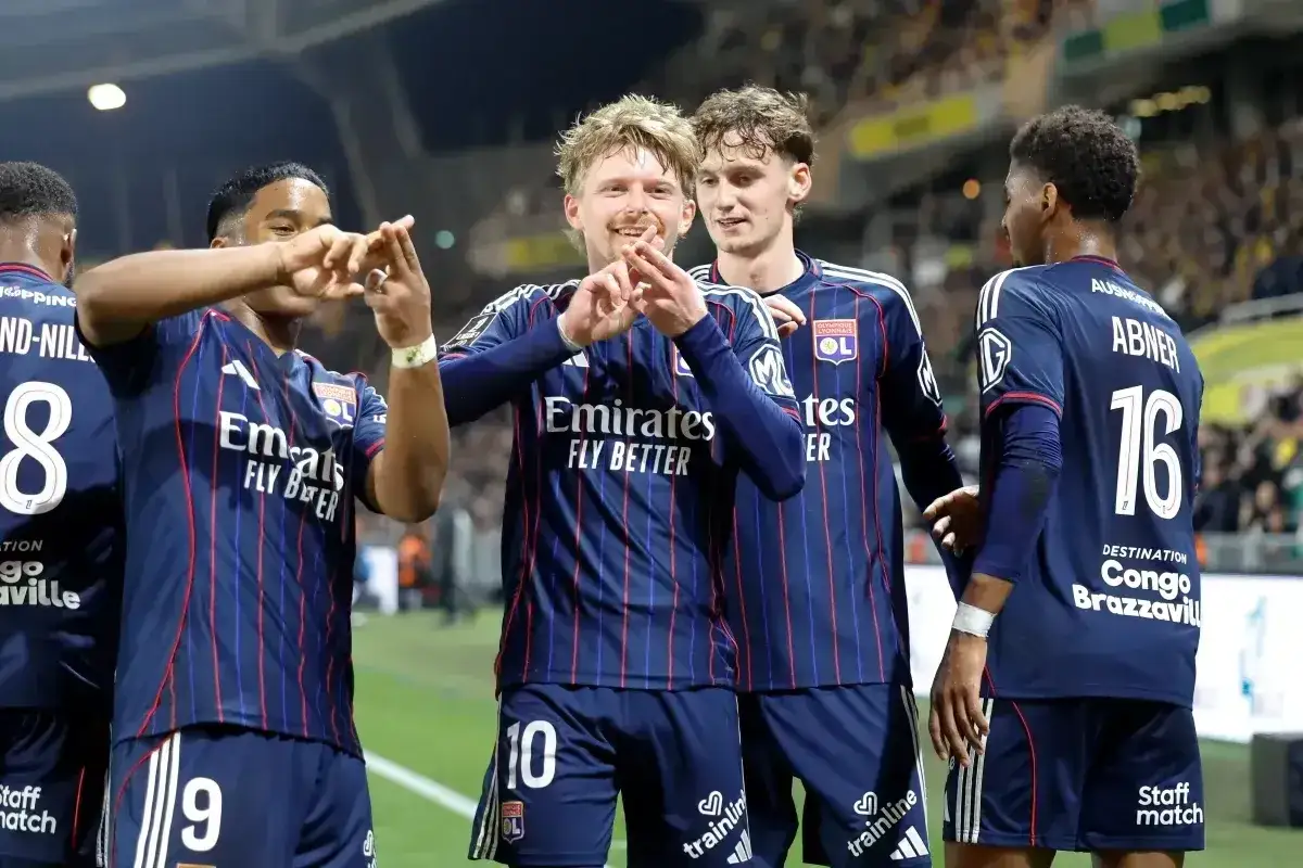 Piłkarze Olympique Lyon świętują bramkę w meczu przeciwko OGC Nice.