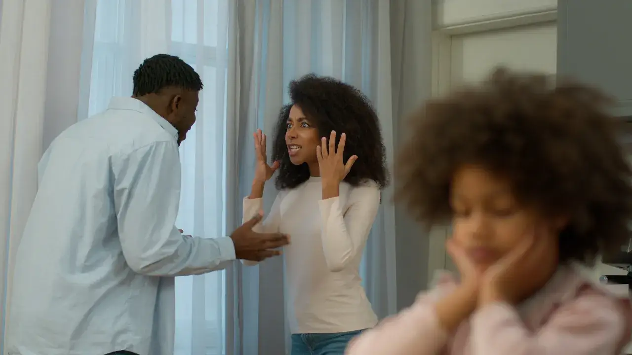 Un couple se dispute, la mère semble désemparée. L'enfant, au premier plan, est visiblement affecté par la situation. Comment réagir face à la paternité forcée ?