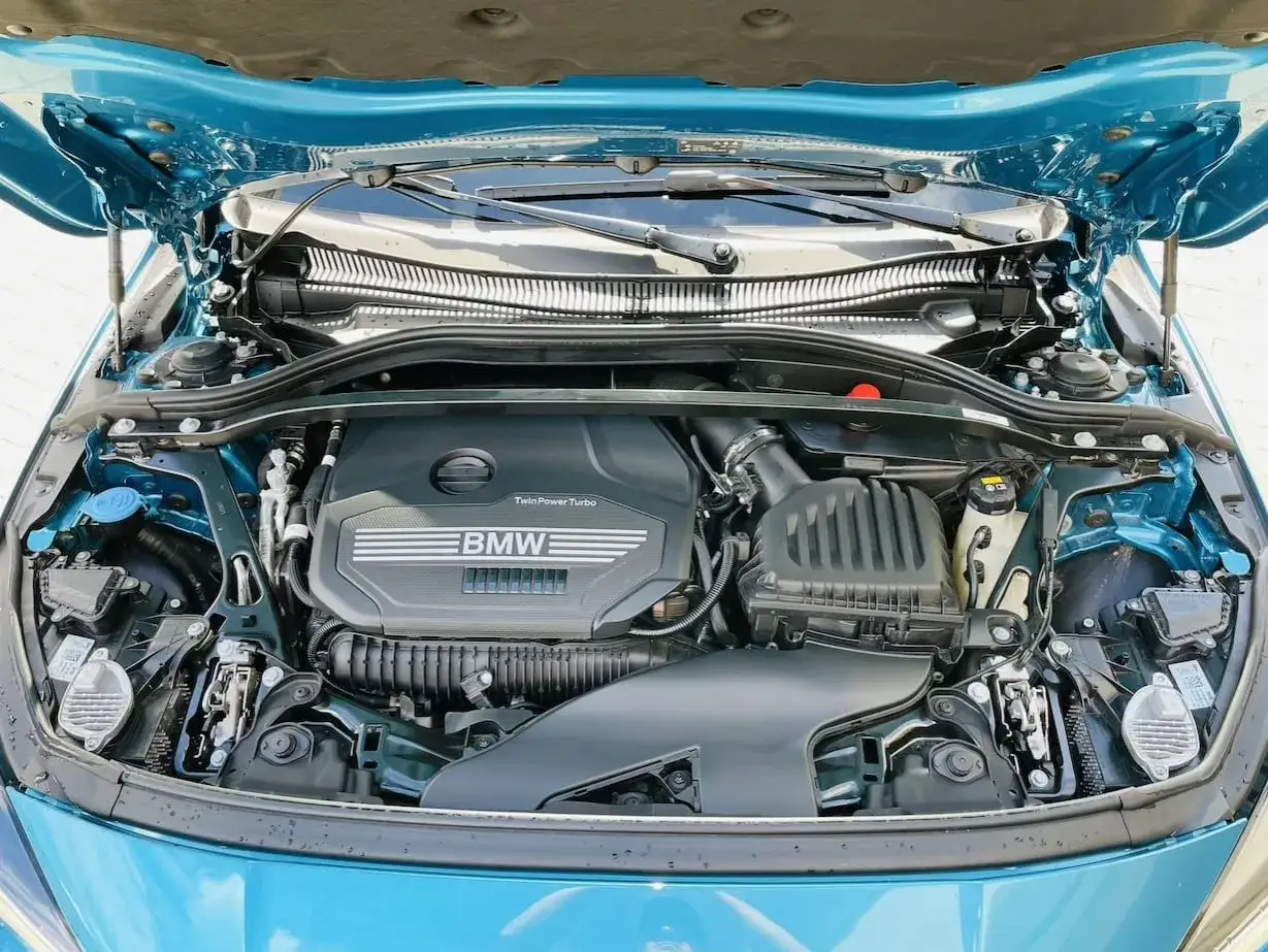 Silnik TwinPower Turbo BMW 220i pod błękitną maską.