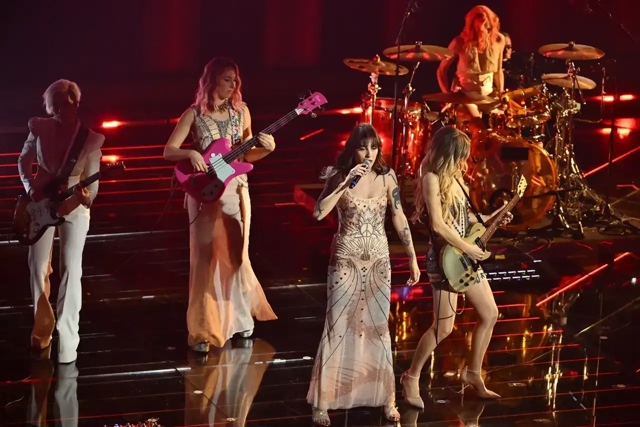 Martina Cleo Ungarelli e la sua band sul palco, un'esibizione energica con chitarre e batteria.