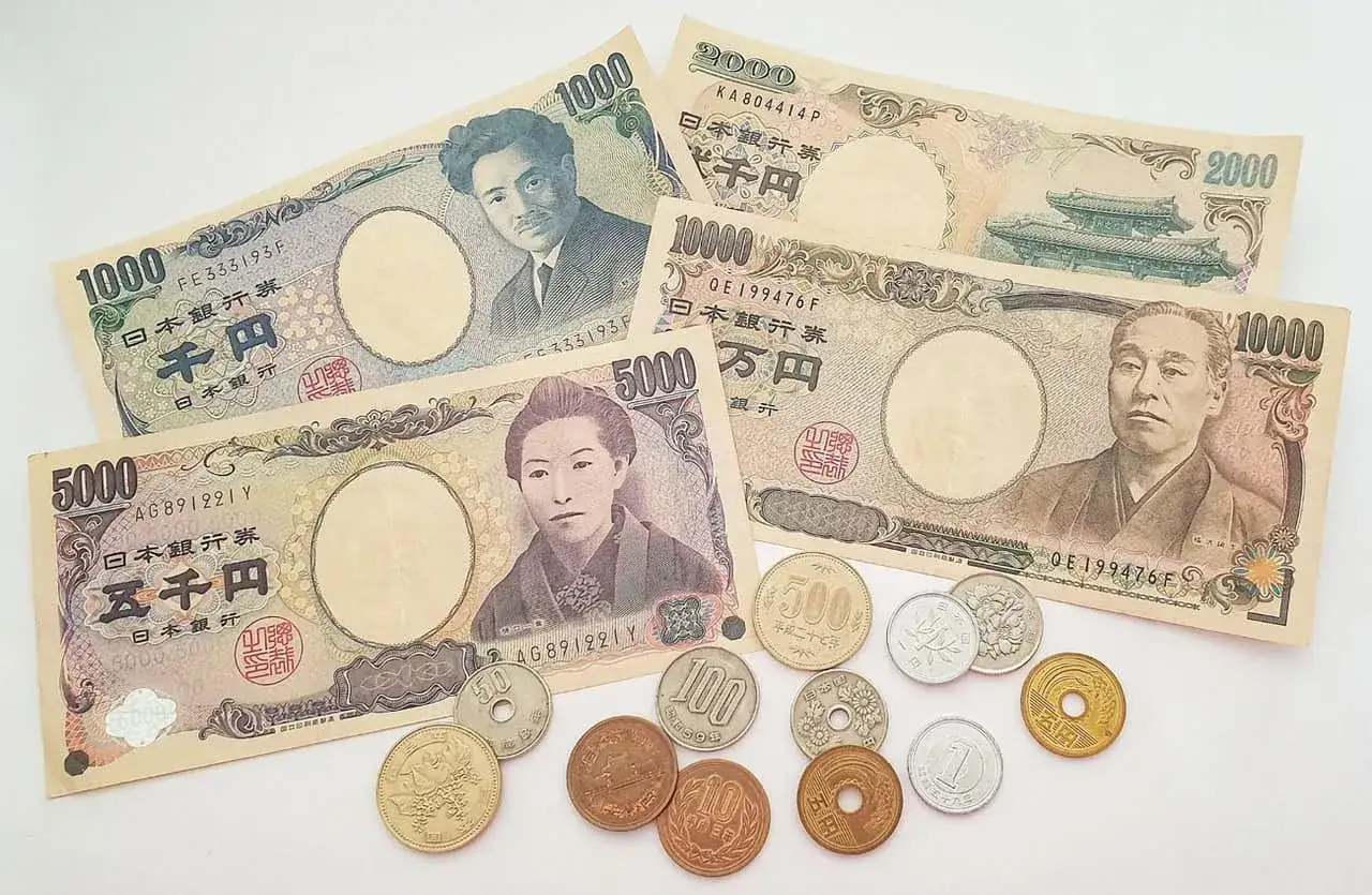 R&oacute;żne banknoty i monety jen japoński, w tym nominały 1000, 2000, 5000 i 10000 jen&oacute;w, a także monety 1, 10, 50, 100 i 500 jen&oacute;w.