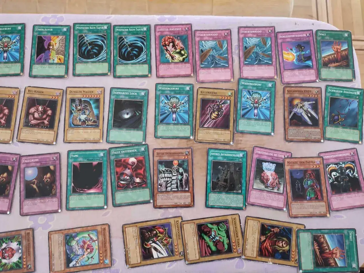 Kolekcja kart Yu-Gi-Oh! z różnymi potworami i zaklęciami, gotowa do bitwy.