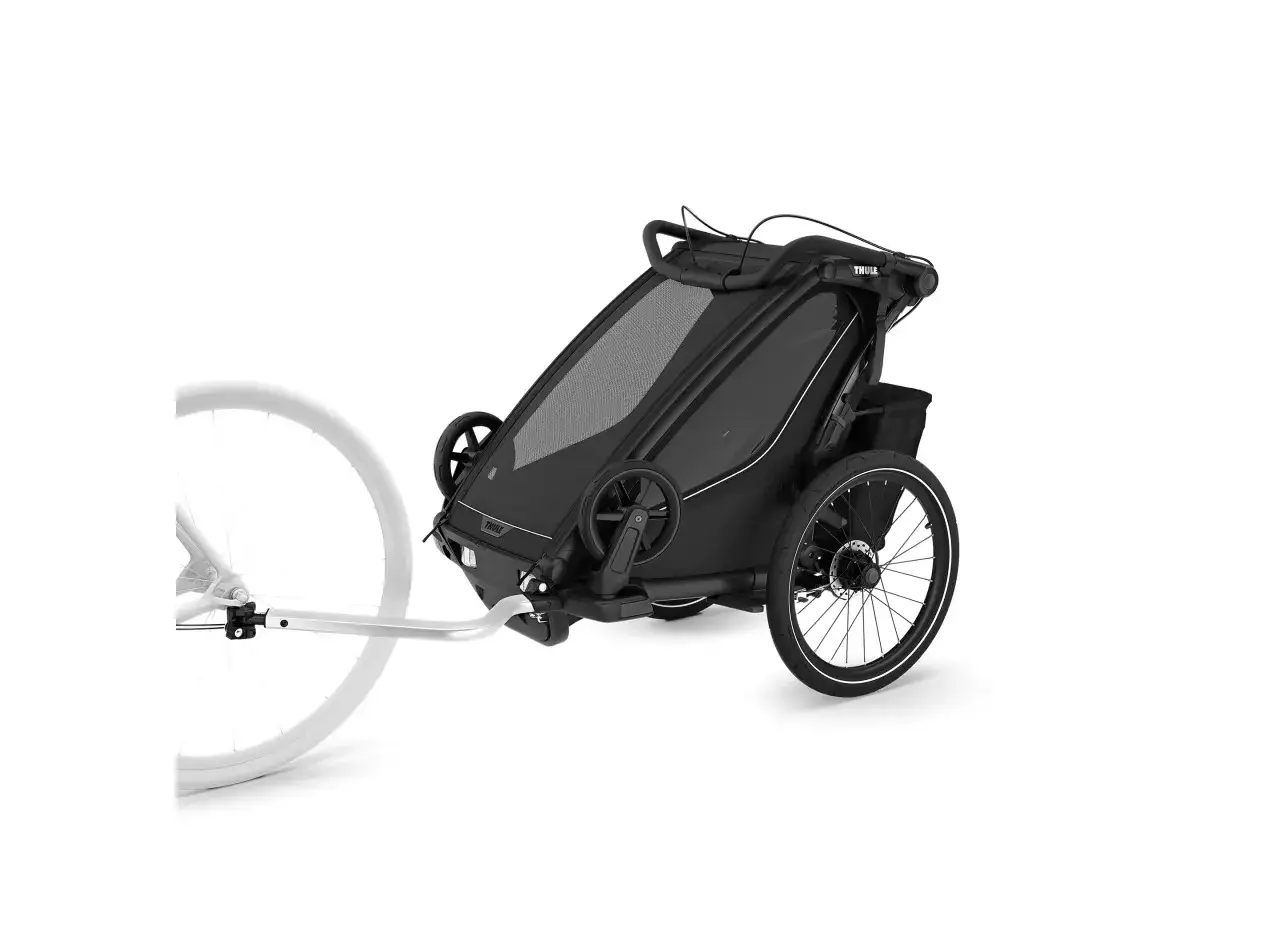 Svart cykelvagn fr&aring;n Thule, redo f&ouml;r &auml;ventyr med barnen.