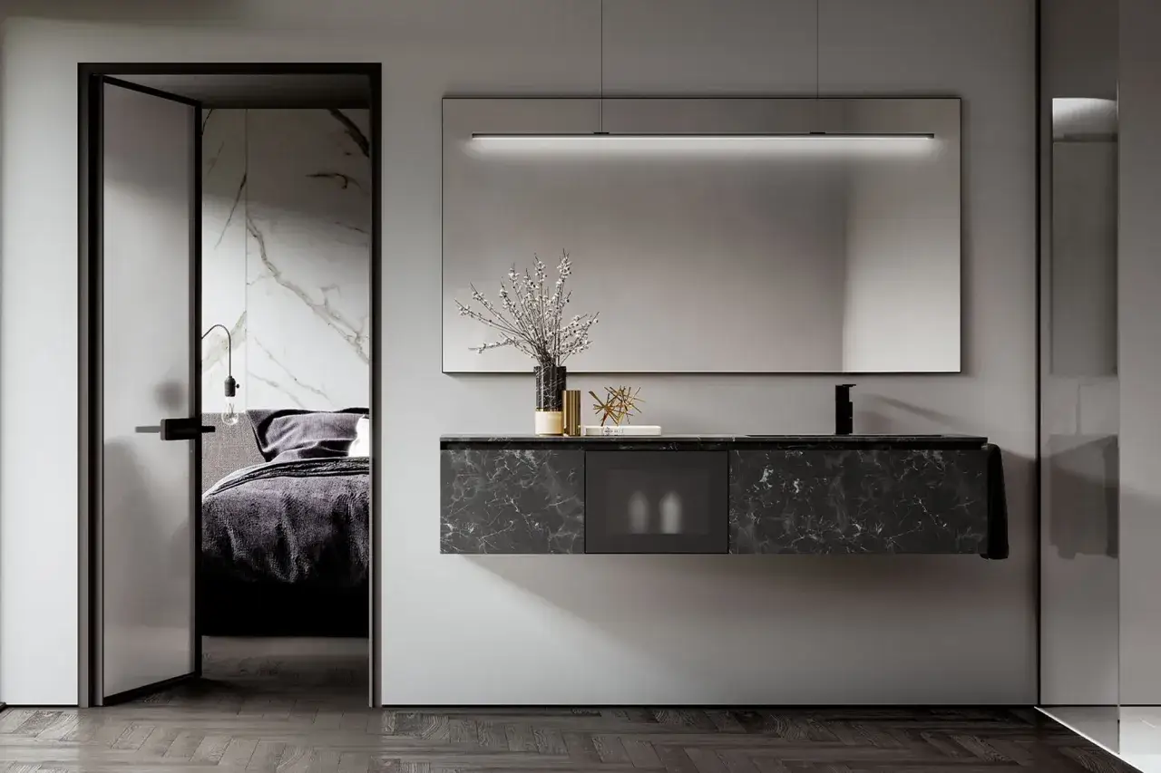 Elegante bagno senza finestra con mobile sospeso in marmo nero, specchio ampio e porta scorrevole che rivela una camera da letto.