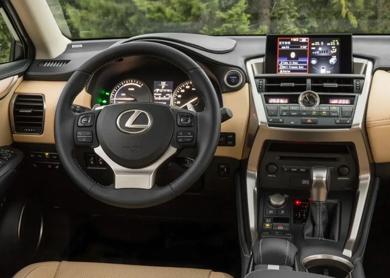 Lexus NX II wnętrze przestronność