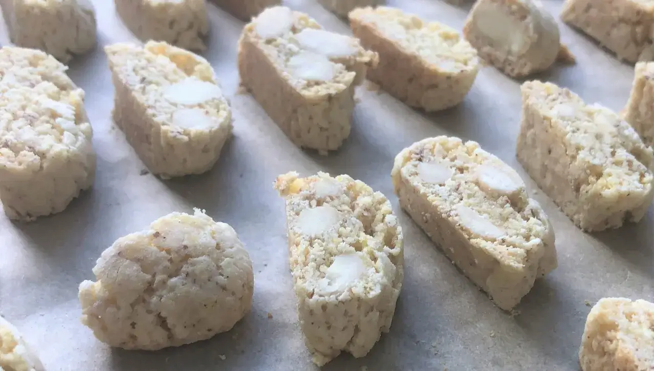 Frisch gebackene Biscotti mit Mandeln, bereit für das zweite Backen. Ein perfektes biscotti rezept für Kaffeepause.