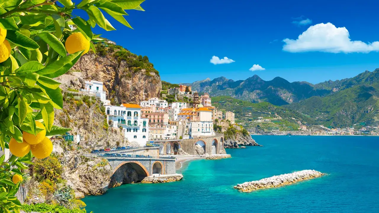 Costiera Amalfitana: un borgo pittoresco aggrappato alla roccia, con case colorate, mare azzurro e limoni profumati. Tra i paesi pi&ugrave; belli d'Italia.