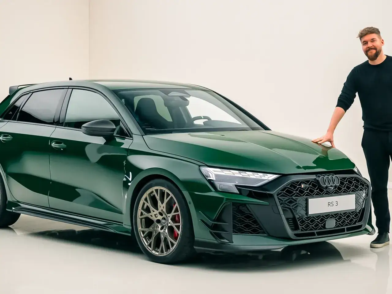 Gr&uuml;ner Audi RS 3 mit Mann. Ein Blick auf limitierte Autos mit Wertsteigerung, die Sammlerherzen h&ouml;herschlagen lassen.