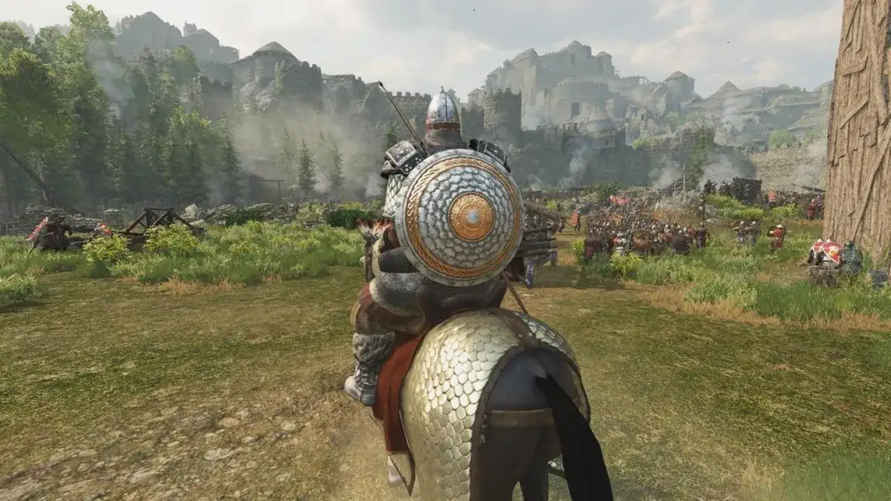 Rycerz na koniu z tarczą przed zamkiem, przygotowuje się do bitwy. Może to być scena z gry Mount & Blade II: Bannerlord, gdzie **bannerlord cheats** mogą pomóc w zwycięstwie.