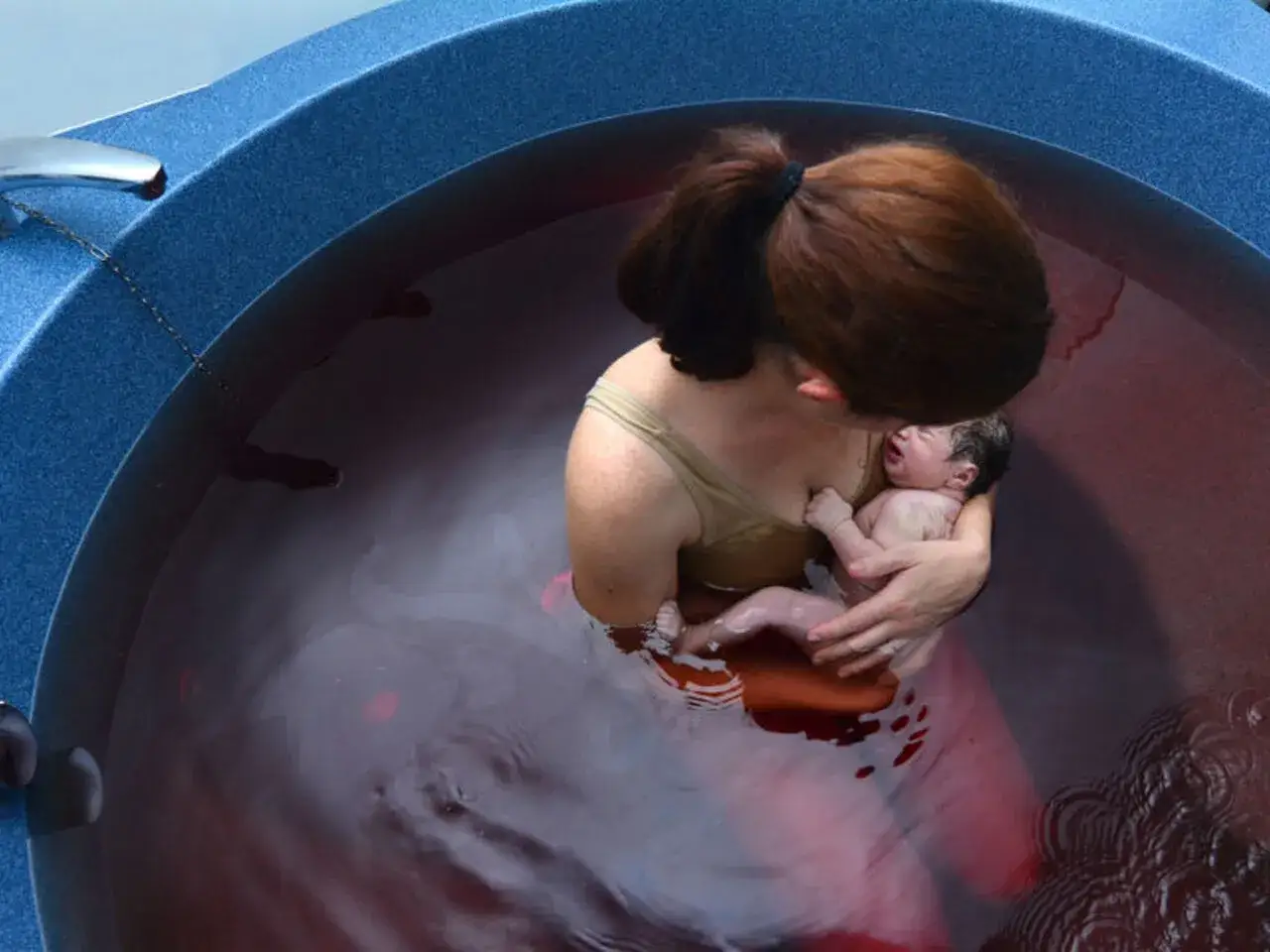Mama tuli noworodka po porodzie w wodzie. Ciepła woda koi i wspiera.
