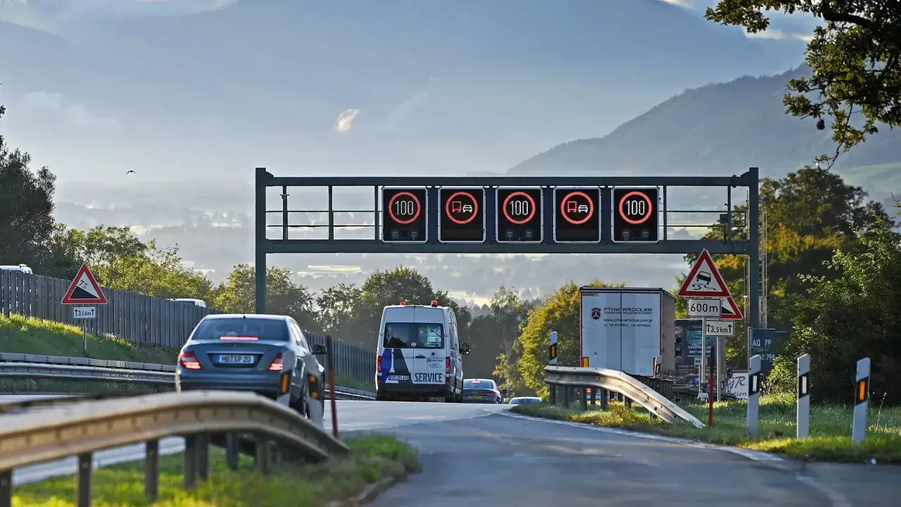 Autobahn mit wechselnden Tempolimits und einem Lkw-Fahrverbot am Wochenende.