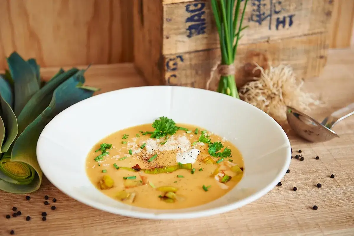 Cremige Kartoffelsuppe mit Lauch, garniert mit Petersilie und Schnittlauch. Perfekt aus dem Thermomix.